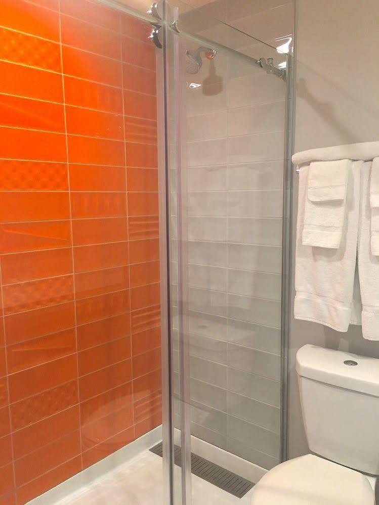 Inn Rodeway Near Melrose Ave 2*