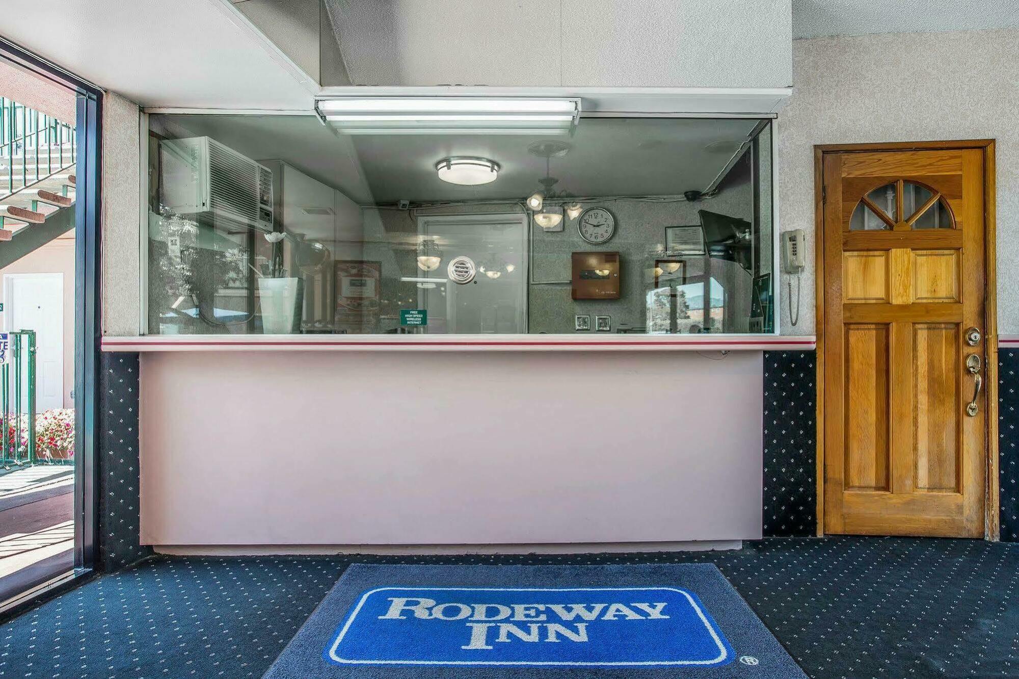 Rodeway Near Melrose Ave Inn 2*