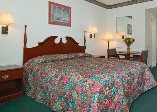 Rodeway Near Melrose Ave Inn 2*
