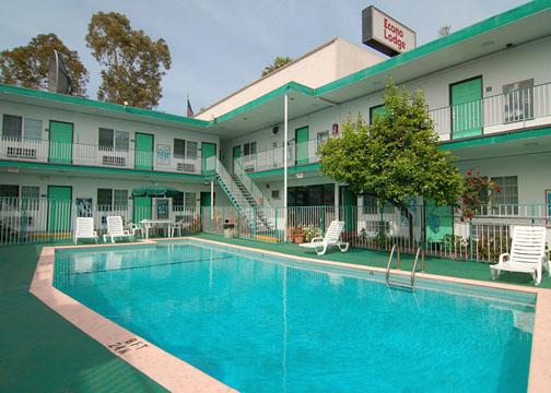 Inn Rodeway Near Melrose Ave 2*
